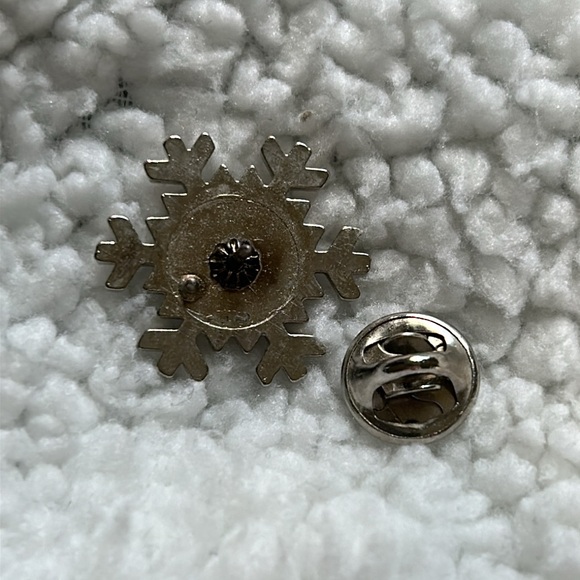 Vtg Snowflake Ski Pin - Picture 4 of 6